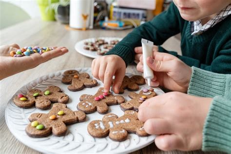 Madre Decorando Galletas De Jengibre Con Ni Os En Casa Foto Premium