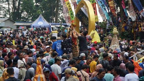 Meriahnya Syawalan Di Kabupaten Pekalongan Masyarakat Berebut Gunungan