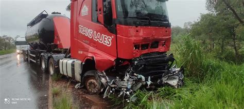 Carro Bate De Frente Carreta Parte Ao Meio E Motorista Morre O