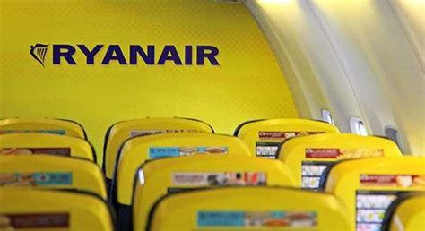 Ryanair Busca Trabajadores Para Formarlos Como Tripulantes De Cabina