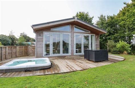 Lodges Log Cabins With Hot Tubs In England Last Minute Cottages