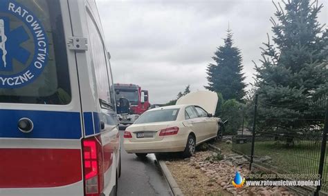 Wypadek na trasie Dalachów Praszka Dwie osoby zostały zabrane do