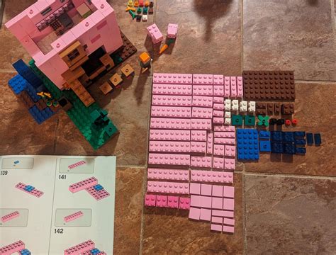 Lego Minecraft Pig House : r/knolling