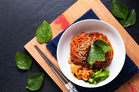 Macarrão de trigo sarraceno frio picante coreano conceito de comida