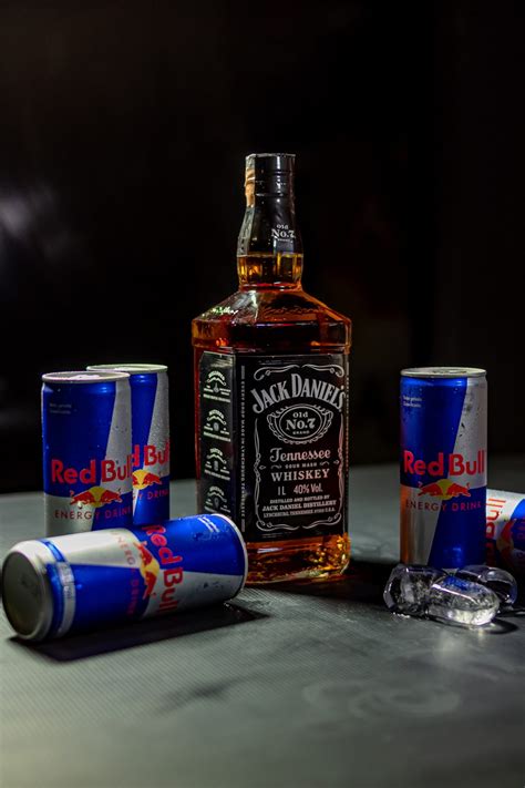 Garrafa de Uísque Jack Daniels energetico red Bul bebida sobre