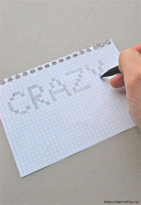 Браслеты с надписью из пластиковой ленты и ниток