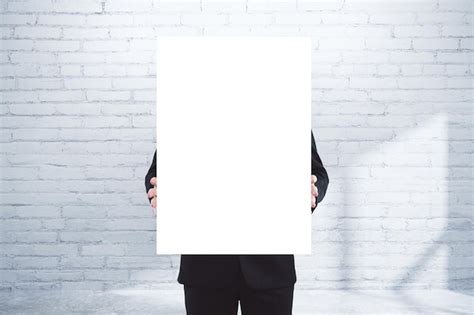 Homem Segurando Cartaz Em Branco Simulado Foto Premium