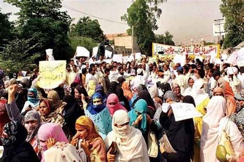 After Successful Talks Protesting KPK Teachers Outside Bani Gala Disperse