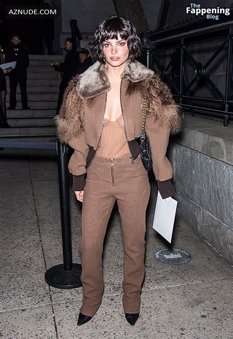 Emily Ratajkowski Sexy Flashes Her Hot Tits While Attending To Marc Jacobs Fashion Show In New