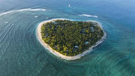 Tavarua Island Resort Heart Shaped Island In Fiji Lightspeed Hq