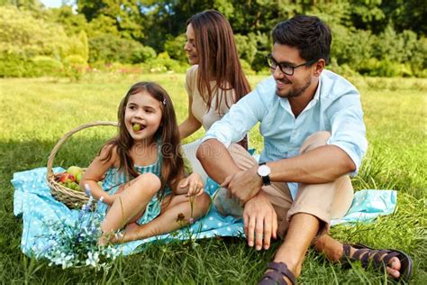 Família No Piquenique Família Nova Feliz Que Tem O Divertimento Na