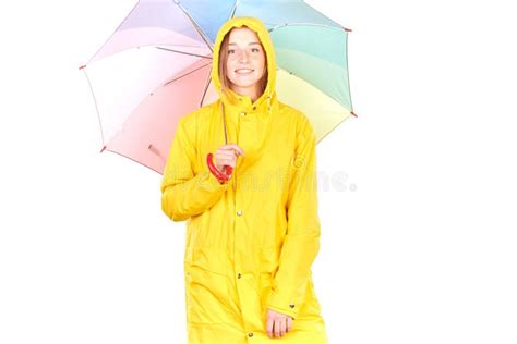 Menina Na Capa De Chuva Amarela Imagem De Stock Imagem De Tristeza