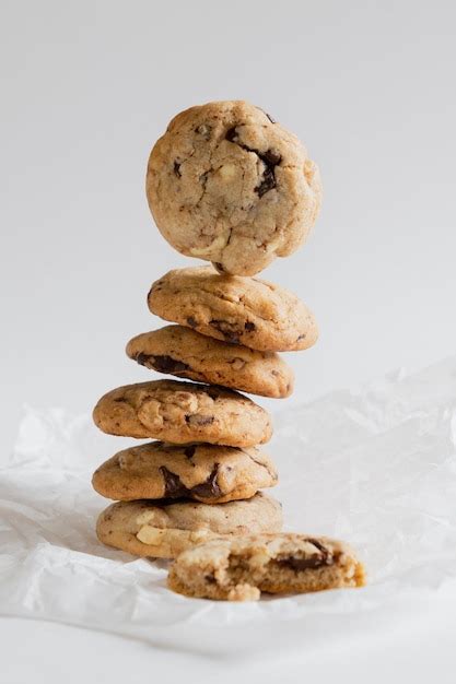 Galletas Caseras Con Trozos De Chocolate Sobre Un Fondo Blanco Foto