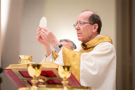 Descubre el misterio Qué significa soñar con un sacerdote