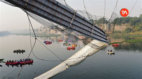 Al Menos 137 Muertos Tras El Derrumbe De Un Puente Colgante En India