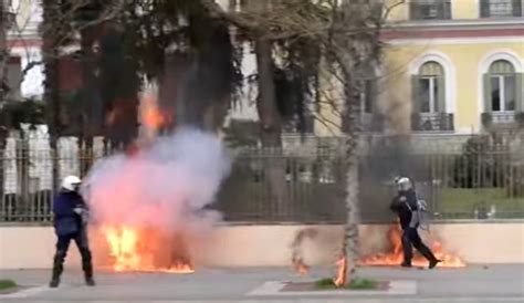 Proteste cu zeci de mii de oameni în Grecia la un an de la catastrofa