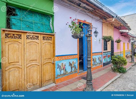 Casas Coloniais Coloridas Em Guatape Col Mbia Foto Editorial Imagem