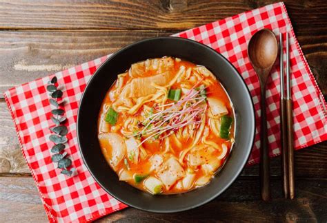 Eolkeunkalguksu, Korean Spicy Noodle Soup Stock Image - Image of dish ...