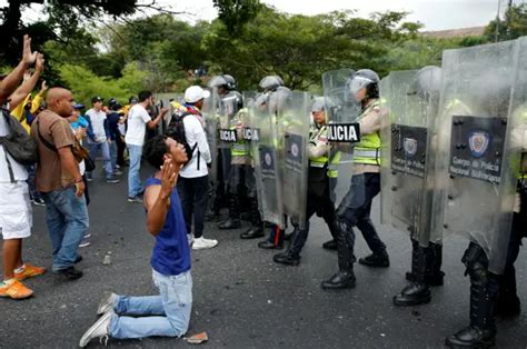 Venezuela Policía Dispersa Con Gases Lacrimógenos La Marcha De La