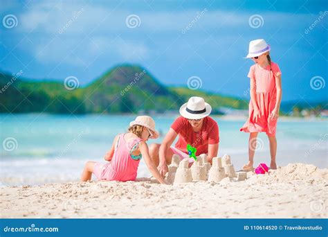 Famille Faisant Le Ch Teau De Sable La Plage Blanche Tropicale