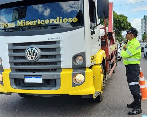 Onze caminhões são flagrados trafegando em locais proibidos em Manaus