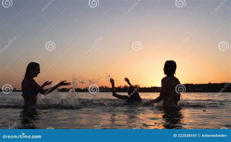 Las Felices Siluetas De Chicas Mojadas En Bikini Se Divierten