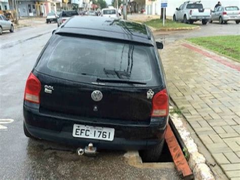 G Carro Fica Preso Ap S Cair Em Bueiro Sem Tampa No Centro De Palmas