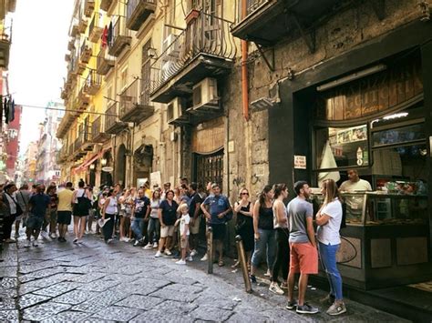 Naples Street Food Where To Eat Pizza A Portafoglio La Cucina Italiana