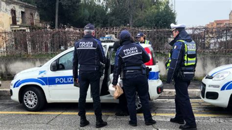 Truffa Dello Specchietto Al Mercato Settimanale Di Ciampino Arrestate