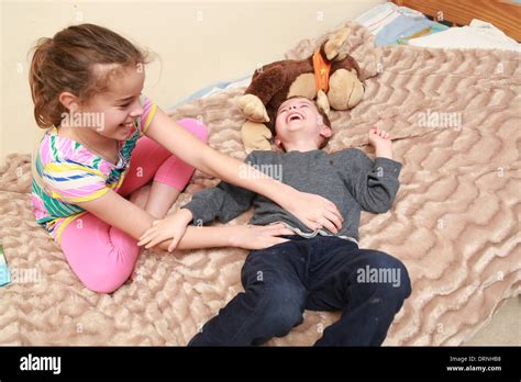 Hermana Cosquilleo De Su Hermano Menor Fotografía De Stock Alamy