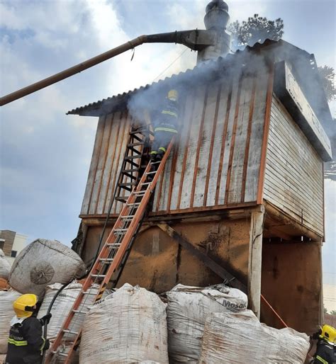 Dep Sito De Rejeitos De Madeira Incendeia Em Tr S Barras Jmais