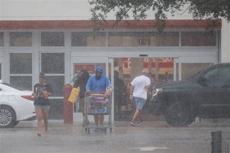 As Hurricane Milton Closes In Some In Florida Make Last Minute