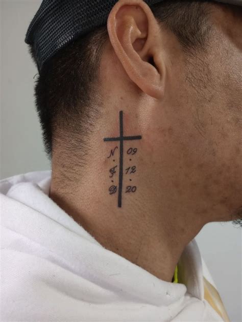 Tatuaje De Cruz En El Cuello En 2023 Tatuajes De Cruz En El Cuello