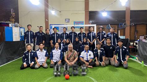 Al Aadiyaat Uny Raih Juara Kontes Robot Sepak Bola Indonesia