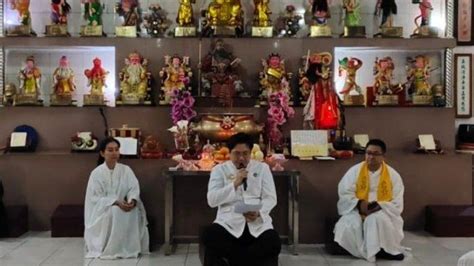 Peringati Waisak Umat Buddha Di Medan Ikuti Puja Bakti Di Cetiya