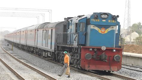 Swarna Jayanti Rajdhani Express Crossing Aravali Express