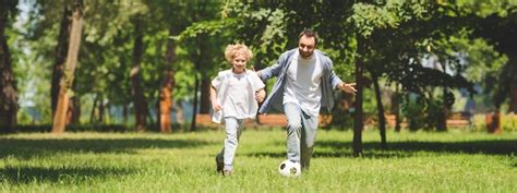 Fotograf A Panor Mica De Un Padre Y Su Adorable Hijo Jugando Al F Tbol