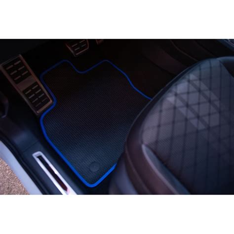 Installer des tapis de sol TPE caoutchouc Citroën C3 Aircross avec la