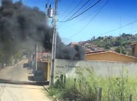 Parentes Limpam Casa E Incineram Objetos Dos Suspeitos Da Morte Da