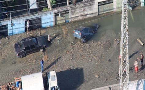 Tubula O De Gua Se Rompe E Carro Engolido Por Cratera Na Zona Norte