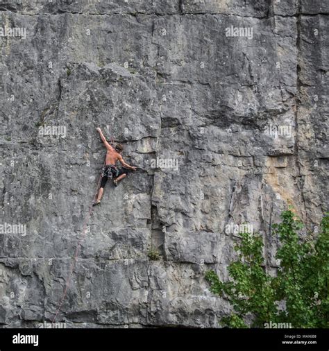 Climber on large rock face. Horseshoe Quarry, Peak district, Derbyshire, UK Stock Photo - Alamy