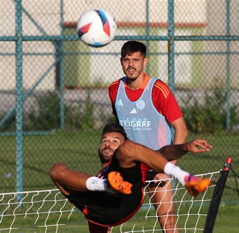 Erzurum Kamp G Nl Ak Am Futbol Antalyaspor Resmi