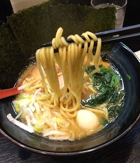 横浜駅で豚骨醤油ラーメンを頂きましたゴル麺 リアルに美味しいもの日記 ｴ