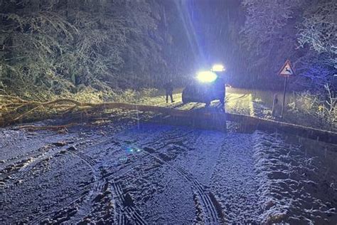 Wintereinbruch in Mittelhessen Unfälle und gestürzte Bäume