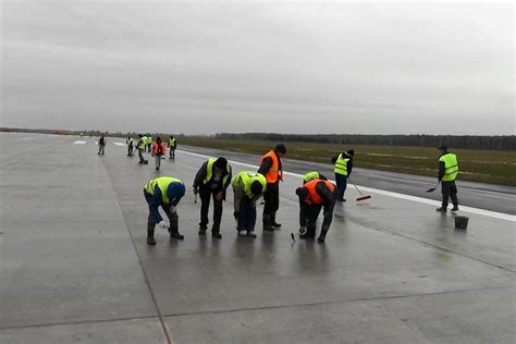 Zerwą nawierzchnię pasa w Modlinie Otworzą we wtorek