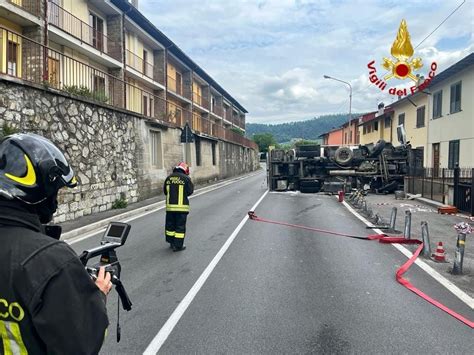 Camion Cisterna Di Gpl Si Ribalta Dopo Un Incidente Evacuate 30 Famiglie