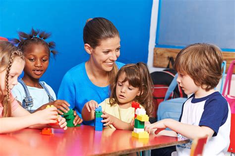 Garde d enfants après l école centre de loisirs ou nounou