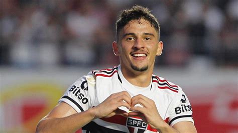 Golaço de Pablo Maia garante vitória do São Paulo sobre Inter e ampla