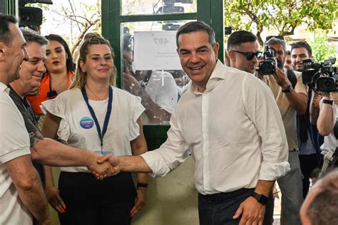 Mitsotakis Y Tsipras Votan En Las Elecciones De Grecia Fotos