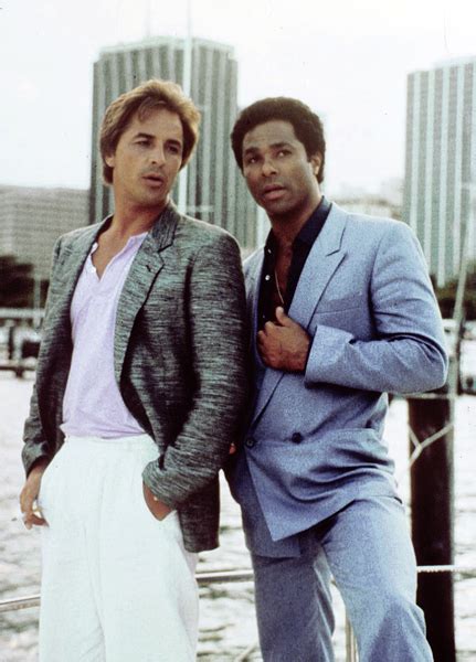 Le Style Vestimentaire De Miami Vice La Mode Emblématique Des Années